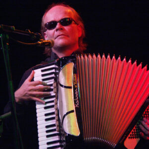 Otto Lechner - Dark Side of the Accordeon. Der Musiker Otto Lechner auf der Bühne mit dunkler Sonnenbrille und Accordeon.